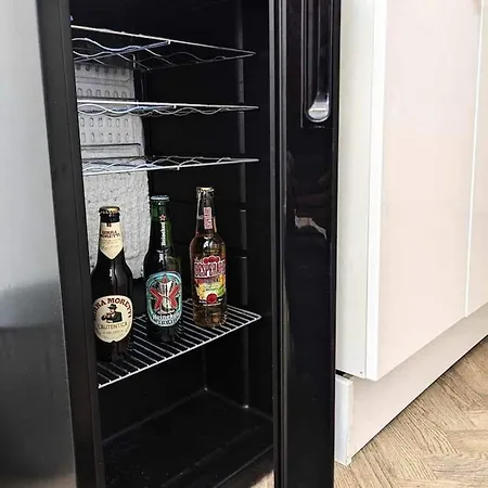 Apartment 1-bed Retreat - Hot Tub Private Garden & Bbq Swindon