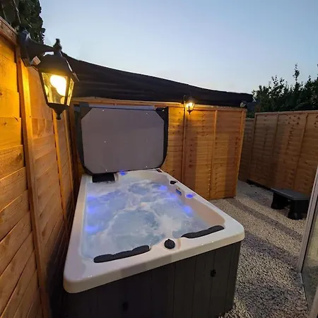 1-bed Retreat - Hot Tub Private Garden & Bbq Swindon
