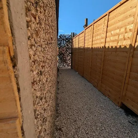 1-bed Retreat - Hot Tub Private Garden & Bbq Swindon