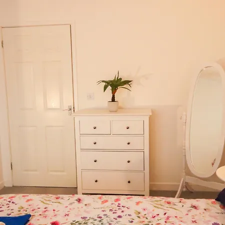Cozy 2br Retreat Swindon