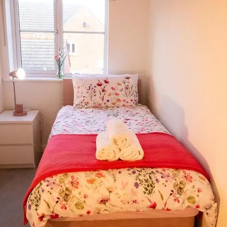 Cozy 2br Retreat Holiday home Swindon