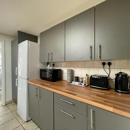 Broad House Location Long Sleeps 10 Holiday home Swindon