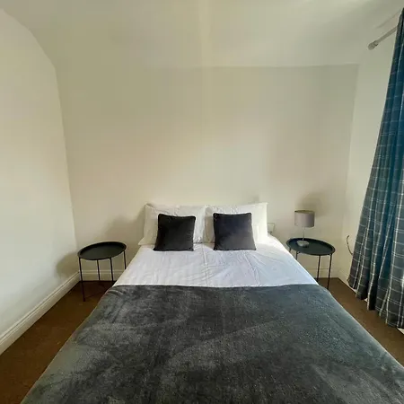 Holiday home Broad House Location Long Sleeps 10 Swindon