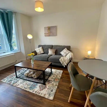 Broad House Location Long Sleeps 10 Swindon