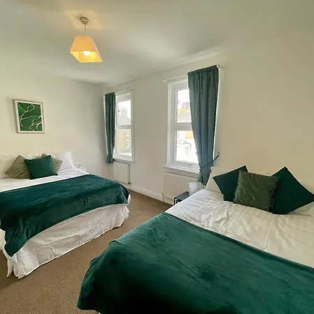Broad House Location Long Sleeps 10 Holiday home