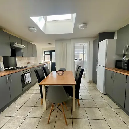 Broad House Location Long Sleeps 10 Swindon