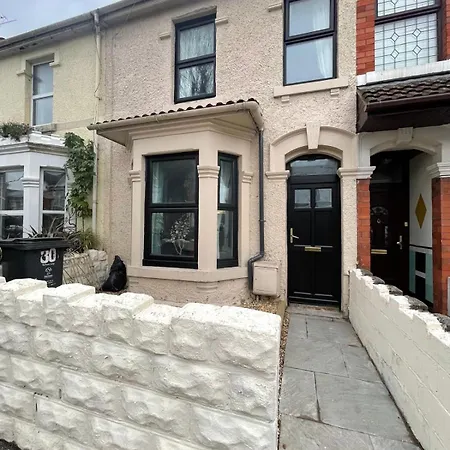 Broad House Location Long Sleeps 10 Holiday home Swindon