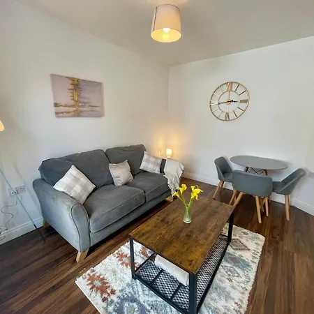 Broad House Location Long Sleeps 10 * Swindon