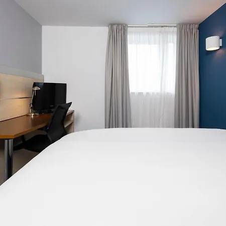Express Centre By Ihg Hotel 3*
