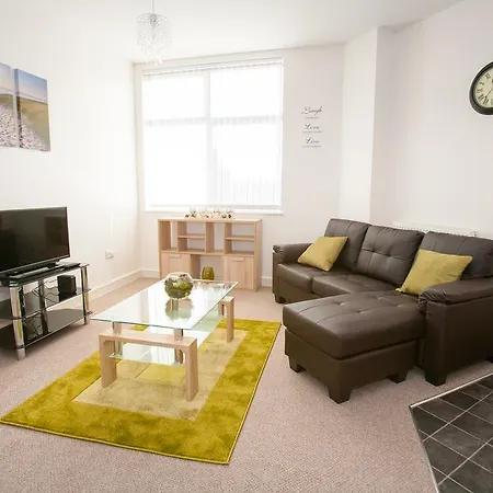 Comfortable Town Centre Apartments, Free Parking, Sleeps Up To 8 * Swindon