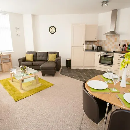 Comfortable Town Centre Apartments, Free Parking, Sleeps Up To 8 Swindon