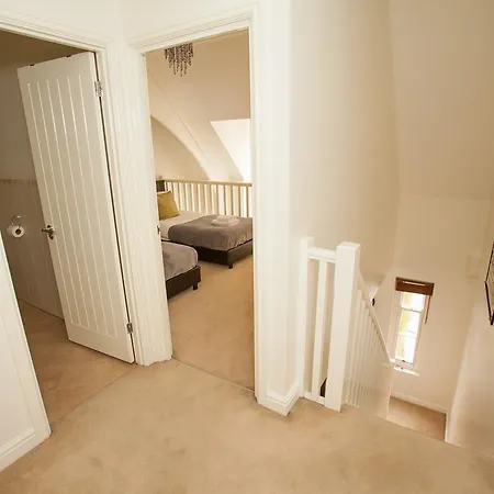 Comfortable Town Centre Apartments, Free Parking, Sleeps Up To 8 *