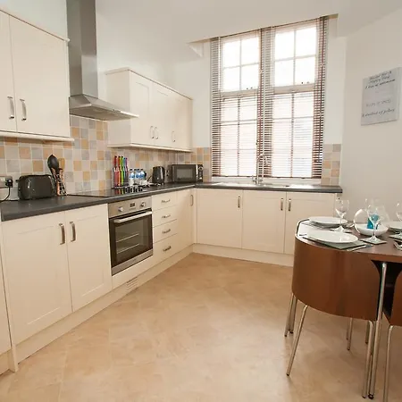 Apartment Comfortable Town Centre Apartments, Free Parking, Sleeps Up To 8