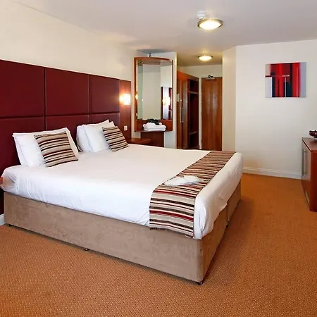 Hotel South Marston And Leisure Club