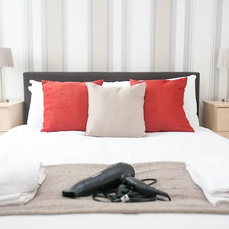 Comfortable Town Centre Apartments, Free Parking, Sleeps Up To 8