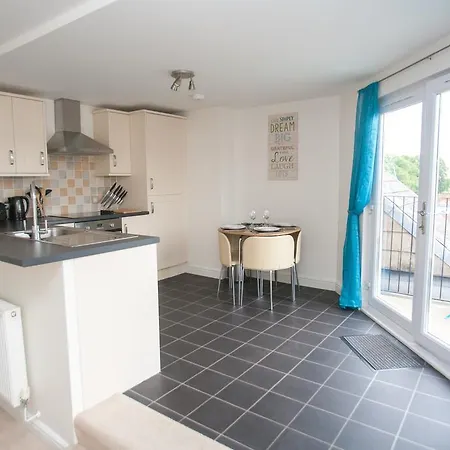 Apartment Comfortable Town Centre Apartments, Free Parking, Sleeps Up To 8 Swindon