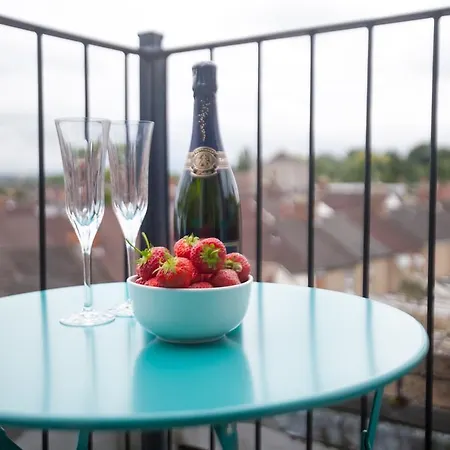 Apartment Comfortable Town Centre Apartments, Free Parking, Sleeps Up To 8 Swindon