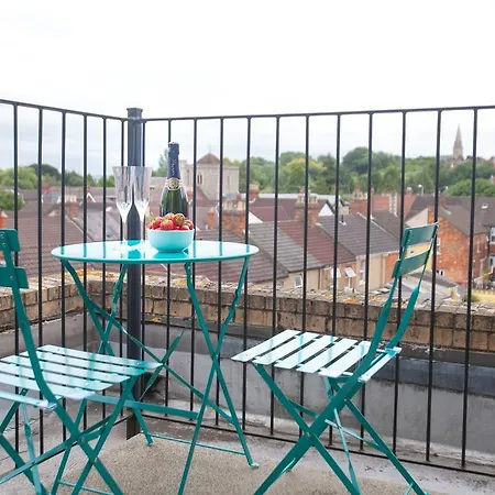 Comfortable Town Centre Apartments, Free Parking, Sleeps Up To 8 Swindon