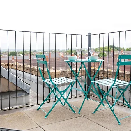 Comfortable Town Centre Apartments, Free Parking, Sleeps Up To 8 Swindon