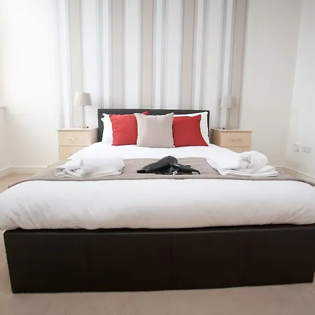Comfortable Town Centre Apartments, Free Parking, Sleeps Up To 8