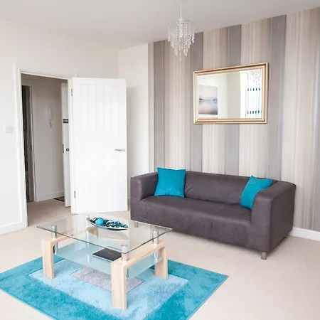 Apartment Comfortable Town Centre Apartments, Free Parking, Sleeps Up To 8 Swindon