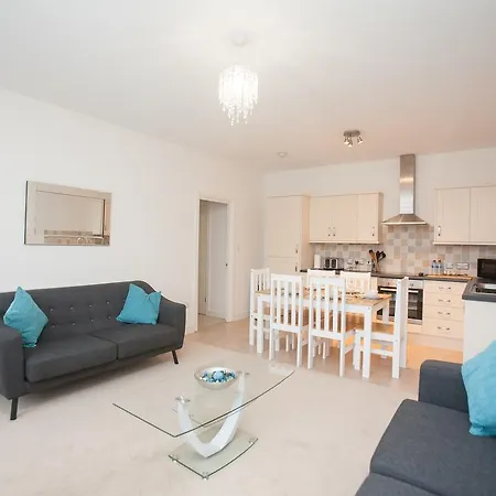 Apartment Comfortable Town Centre Apartments, Free Parking, Sleeps Up To 8