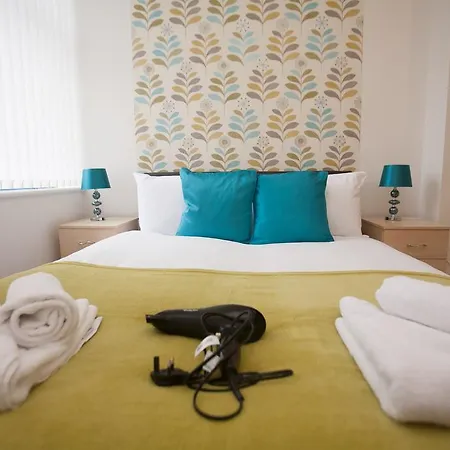 Comfortable Town Centre Apartments, Free Parking, Sleeps Up To 8 Swindon