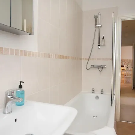 Apartment Comfortable Town Centre Apartments, Free Parking, Sleeps Up To 8 *