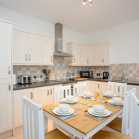 Comfortable Town Centre Apartments, Free Parking, Sleeps Up To 8 *