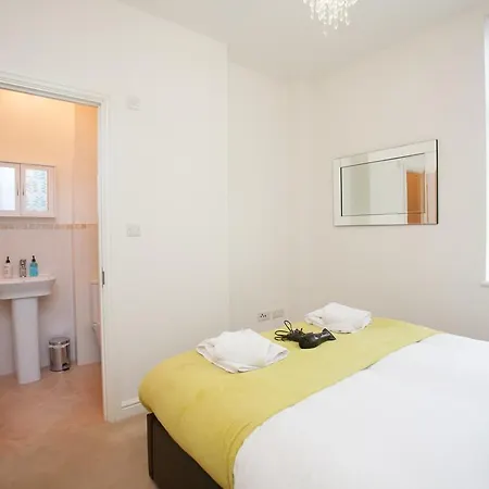 Comfortable Town Centre Apartments, Free Parking, Sleeps Up To 8 * Swindon