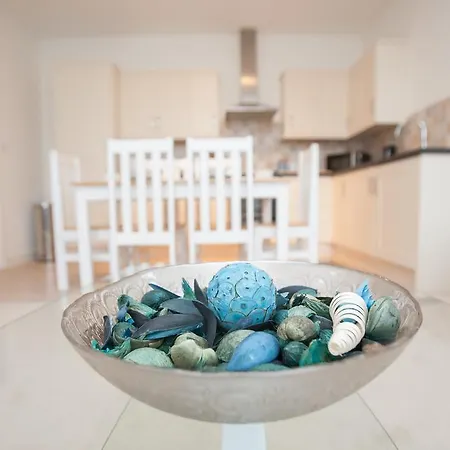 Comfortable Town Centre Apartments, Free Parking, Sleeps Up To 8 Swindon