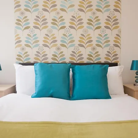 Comfortable Town Centre Apartments, Free Parking, Sleeps Up To 8 *