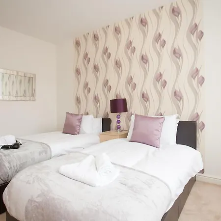Comfortable Town Centre Apartments, Free Parking, Sleeps Up To 8