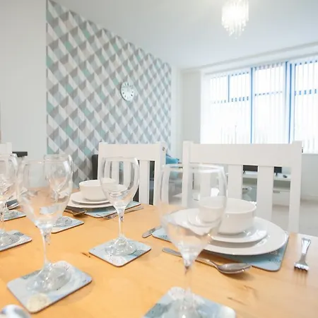 Comfortable Town Centre Apartments, Free Parking, Sleeps Up To 8 Apartment *