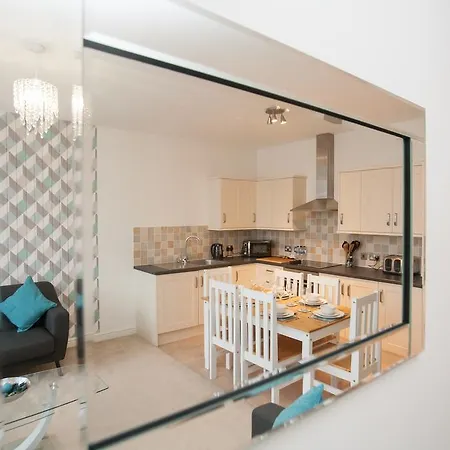 Apartment Comfortable Town Centre Apartments, Free Parking, Sleeps Up To 8 Swindon