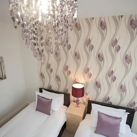 Apartment Comfortable Town Centre Apartments, Free Parking, Sleeps Up To 8 *