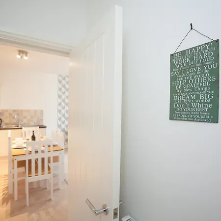 Comfortable Town Centre Apartments, Free Parking, Sleeps Up To 8 *