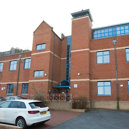 Comfortable Town Centre Apartments, Free Parking, Sleeps Up To 8 * Swindon