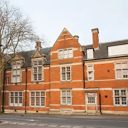 Comfortable Town Centre Apartments, Free Parking, Sleeps Up To 8 Swindon