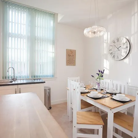 Comfortable Town Centre Apartments, Free Parking, Sleeps Up To 8 * Swindon