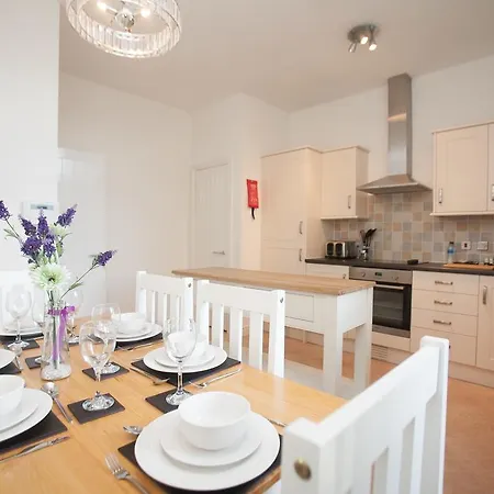 Apartment Comfortable Town Centre Apartments, Free Parking, Sleeps Up To 8