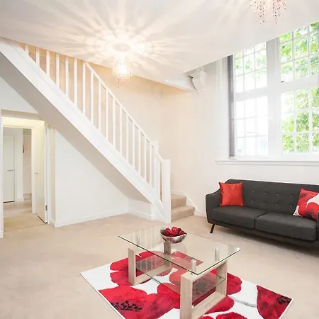 Comfortable Town Centre Apartments, Free Parking, Sleeps Up To 8 Apartment *