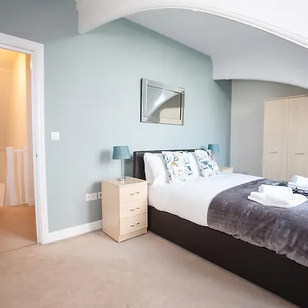 Comfortable Town Centre Apartments, Free Parking, Sleeps Up To 8