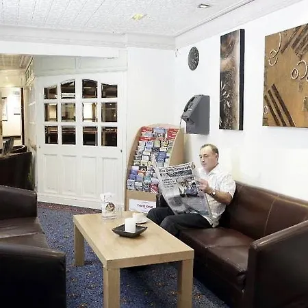 Hotel South Marston And Leisure Club