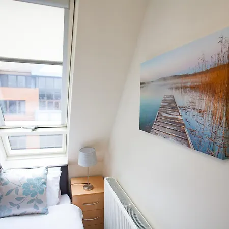 Apartment Comfortable Town Centre Apartments, Free Parking, Sleeps Up To 8 *