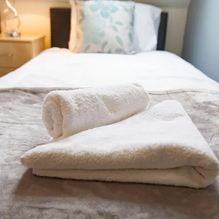 Comfortable Town Centre Apartments, Free Parking, Sleeps Up To 8 Apartment Swindon