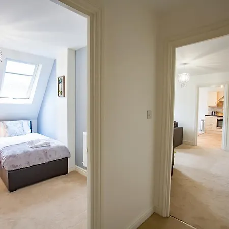 Apartment Comfortable Town Centre Apartments, Free Parking, Sleeps Up To 8 *