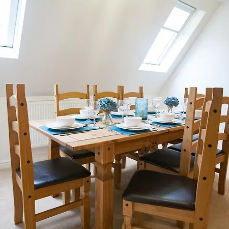 Comfortable Town Centre Apartments, Free Parking, Sleeps Up To 8 Apartment *