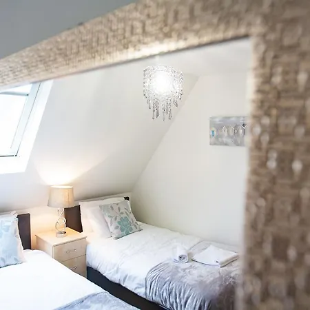 Apartment Comfortable Town Centre Apartments, Free Parking, Sleeps Up To 8