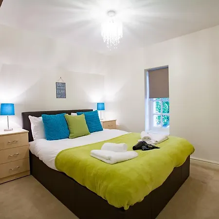 Comfortable Town Centre Apartments, Free Parking, Sleeps Up To 8 Swindon